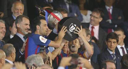 Iniesta y Busquets recogen el trofeo de la Copa del Rey de manos de Felipe VI.