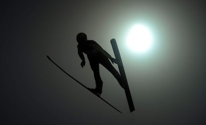 La austriaca Daniela Iraschko realiza su salto durante el concurso de saltos en la final del Campeonato del Mundo celebrado en Oslo, Noruega. Iraschko concluyó como ganadora de la competición.