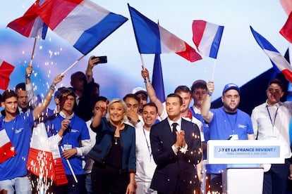 Marine Le Pen, presidenta de Agrupación Nacional,  junto al candidato de su partido Jordan Bardella al Parlamento Europeo en un acto electoral el 2 de junio en París.