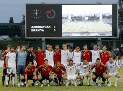 Los jugadores de ambos equipos se hacen juntos la foto oficial antes del inicio del partido.