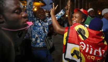Simpatizantes del presidente en funciones, Uhuru Kenyatta, celebran su victoria este viernes en Nairobi.
