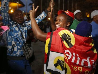Simpatizantes del presidente en funciones, Uhuru Kenyatta, celebran su victoria este viernes en Nairobi. 