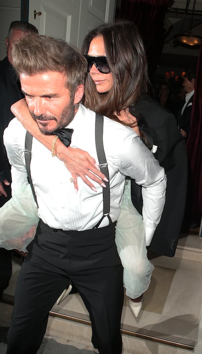 Una lesión reciente hace que Victoria Beckham tenga que andar temporalmente ayudada por muletas. Así llegó a la celebración, donde no se privó de algún baile y tuvo que salir ayudada por su marido, David.