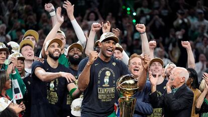 El pívot dominicano de los Boston Celtics Al Horford, en el centro, celebran con sus compañeros de equipo el título de la NBA delante del trofeo Larry O'Brien.