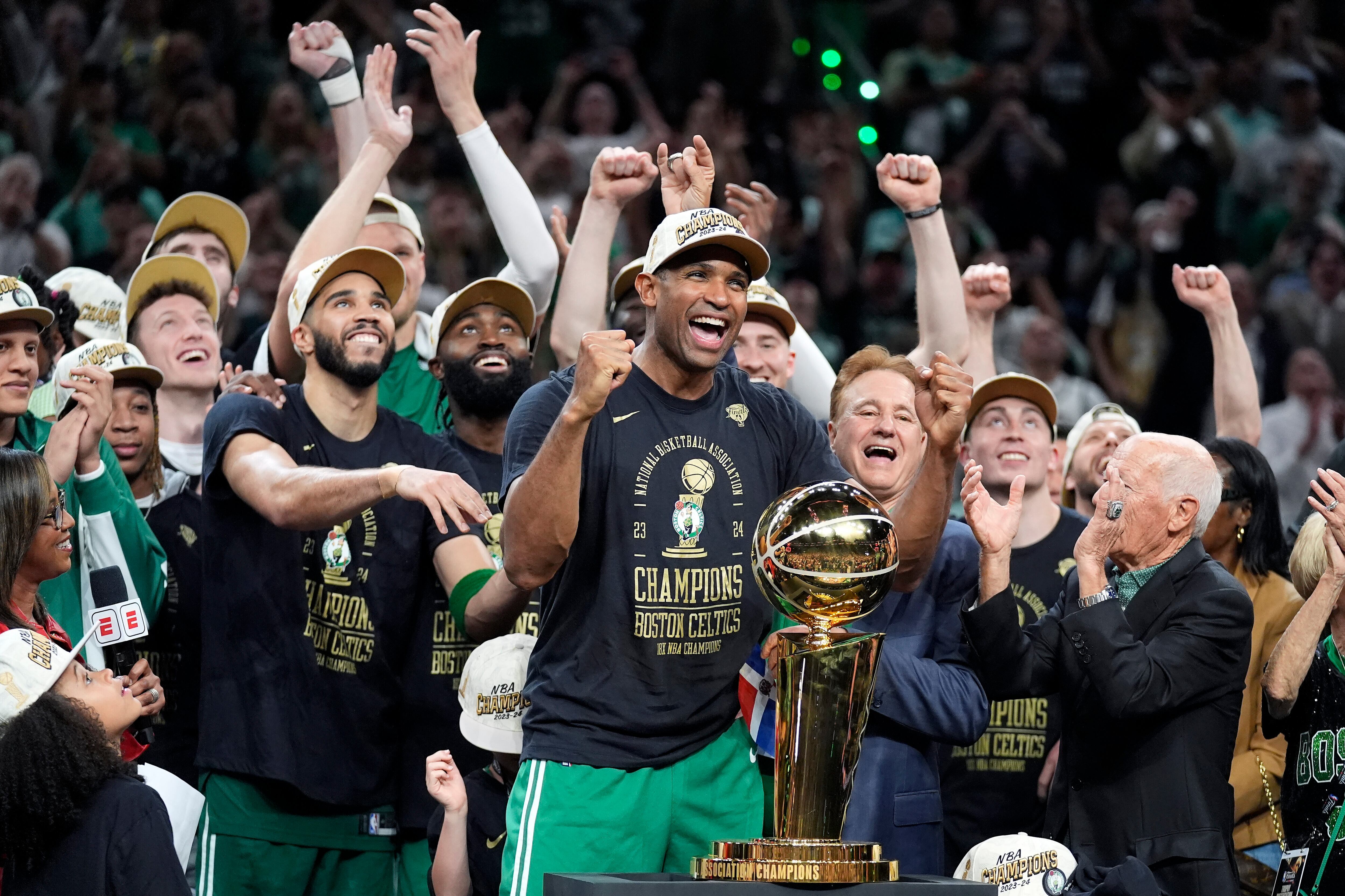 Al Horford, en el centro, y Jayson Tatum, a su izquierda, celebran con el resto de compañeros el triunfo al final del partido. 