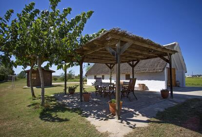 Las barracas, hechas con barro y cañas y techo de carrizo, se han convertido en una de las mejores opciones de turismo rural de la zona.