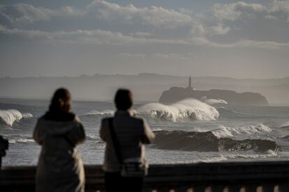 Dos mujeres observan la Isla de Mouro, en la baha de Santander (Cantabria).