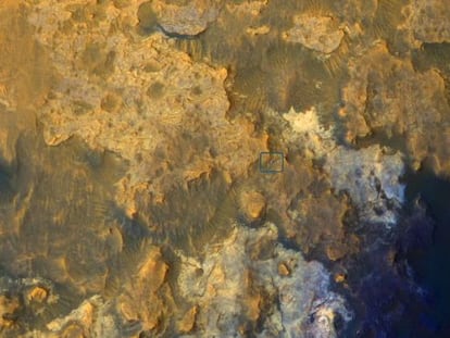 O robô 'Curiosity' captado pela sonda MRO em 8 de abril.