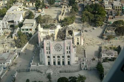 El 12 de enero, a las 16:53 hora local, un terremoto de 7,2 grados en la escala Richter, con epicentro en la capital, Puerto Príncipe, sacudía Haití. La catedral, el palacio presidencial, el palacio de justicia, y cientos de edificios de todo el país quedaban totalmente destrozados.