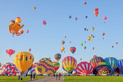 Desde hace 45 años, los cielos sin nubes de Nuevo México (EE UU) se pintan de colores durante la Albuquerque International Balloon Fiesta, la mayor exhibición de globos aerostáticos del mundo.