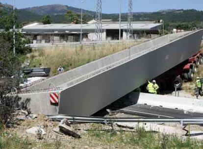 La viga gigante que transportaba el camión, atravesada en la carretera M-600 a la altura de Guadarrama (Madrid).