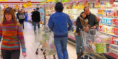 Clientes en un supermercado Eroski.