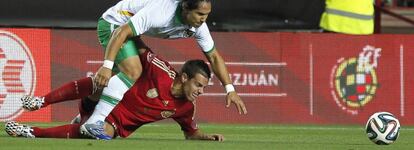 Azpilicueta intenta parar a Bejarano en el amistoso ante Bolivia