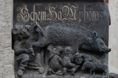 Relieve conocido como Judensau (cerdo judío) en la fachada de la iglesia de Witteberg, en Alemania. El cerdo es considerado un animal impuro en el judaísmo, y encarnaba al diablo en el arte cristiano de la Edad Media.