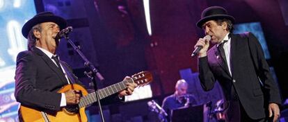 Joan Manuel Serrat y Joaquín Sabina, durante el concierto anoche en el Palacio de los Deportes de Madrid.