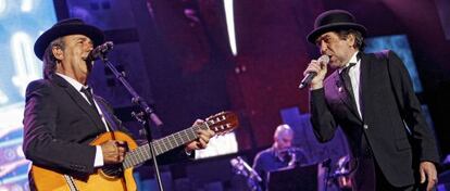 Joan Manuel Serrat y Joaqu&iacute;n Sabina, durante el concierto anoche en el Palacio de los Deportes de Madrid. 