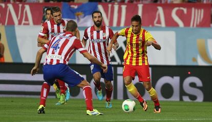 El brasileño del Barcelona Neymar intenta zafarse de la defensa del Atlético.