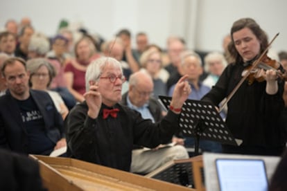 Reinhard Goebel (sentado) dirige al Neues Bachisches Collegium Musicum en la Iglesia de la Universidad. Detrás de él, a la izquierda, Michael Maul, director del Bachfest de Leipzig.