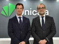 El director de Pymes, Negocios y Productos de Empresa de Unicaja, Santiago Casanova, y el director de Banca Privada, Banca Personal y Productos de Inversión, Ramón Senosiaín.