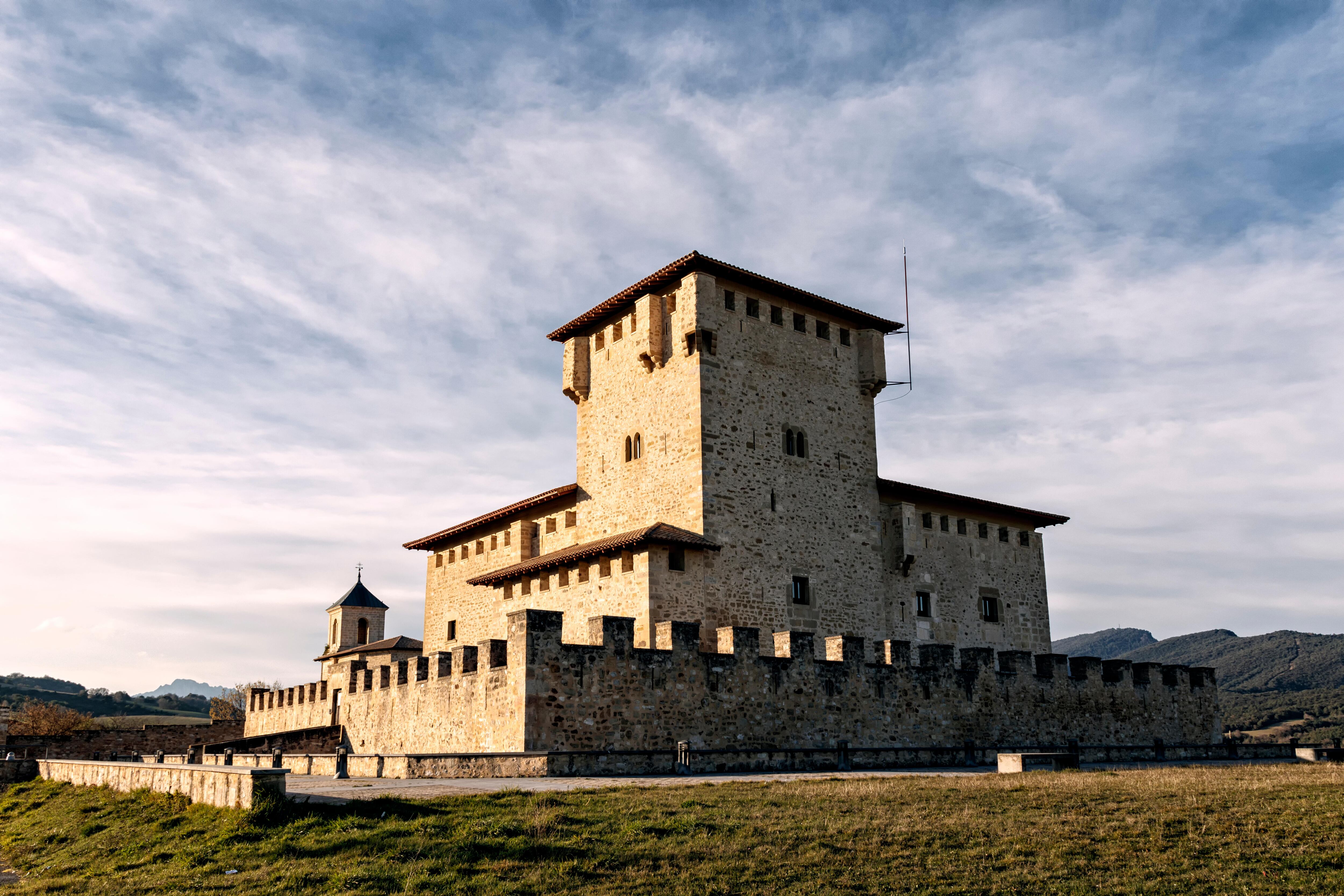 La Casa torre de los Varona, en Villanañe, fue construida en el siglo XVI sobre una loma que domina la campiña. 