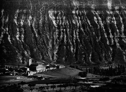 Sanz Lobato tiene una sensibilidad extraordinaria que es también visible en los paisajes que retrata, donde transforma amaneceres o crepúsculos en pura poesía. En la fotografía, el municipio de Utande en Guadalajara, 1969.