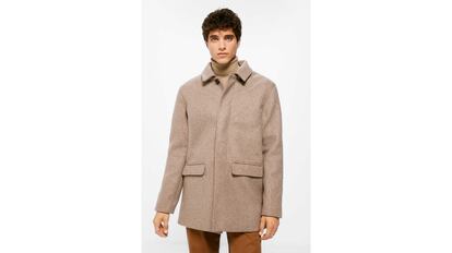 Este modelo de abrigo masculino se vende en dos tonos neutros y cae algo por debajo de la zona de la cintura.