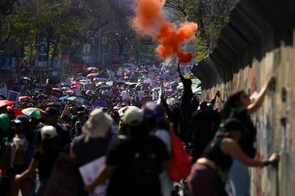 Mujeres golpean las vallas metálicas levantadas por la Policía en las calles del centro de Ciudad de México.