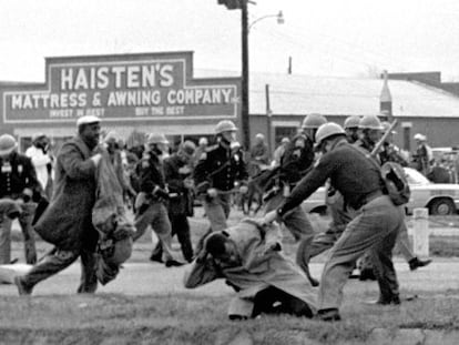 Un agente golpea a John Lewis en la marcha de Selma. El ahora congresista resultó herido con una fractura en el cráneo.