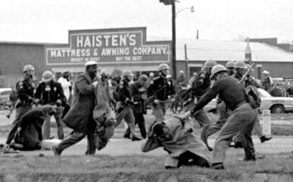 Un agente golpea a John Lewis en la marcha de Selma. El ahora congresista resultó herido con una fractura en el cráneo.
