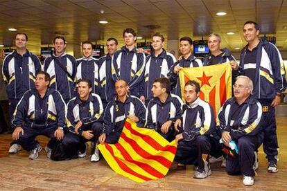 La selección catalana de hockey, ayer en el aeropuerto de Barcelona antes de volar hacia el Mundial de Macao.