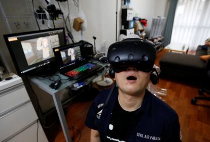 El programador Raba, de la empresa VR JCC, usa unas gafas de realidad virtual durante una demostración de un videojuego para adultos, en su oficina.