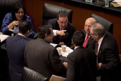 El l&iacute;der del PRI en el Senado, Emilio Gamboa, al centro, en la sesi&oacute;n de anoche