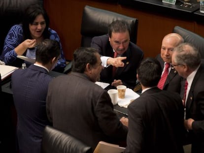 El l&iacute;der del PRI en el Senado, Emilio Gamboa, al centro, en la sesi&oacute;n de anoche