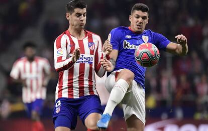 Morata pugna con Capa por el balón.