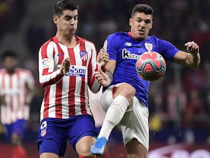 Morata pugna con Capa por el balón.