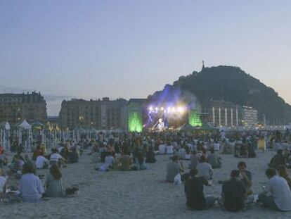 Ambiente en uno de los conciertos del Jazzaldia de la edici&oacute;n de 2014 programado en la playa de la Zurriola de San Sebasti&aacute;n.