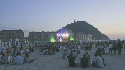 Ambiente en uno de los conciertos del Jazzaldia de la edici&oacute;n de 2014 programado en la playa de la Zurriola de San Sebasti&aacute;n.