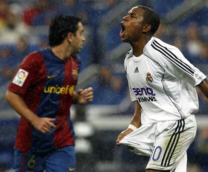 Robinho (d) y Xavi en un momento del partido de Liga disputado el 22-10-2006.