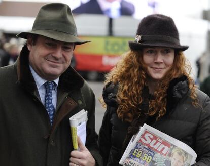 La ex consejera delegada de News International y su marido, Charlie Brooks, en una carrera de caballos en Newbury, Inglaterra. “Ross [Kemp, su primer esposo, actor] era el marido perfecto para la directora de un tabloide; Charlie era el marido perfecto para una consejera delegada”, dijo de ellos un amigo.