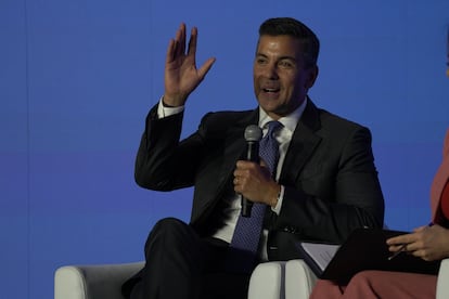 El presidente de Paraguay, Santiago Peña, habla durante su participación en el foro. 