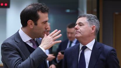 El ministro de Economía español, Carlos Cuerpo, habla con el presidente del Eurogrupo y ministro irlandés, Pascal Donohoe.