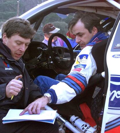 Sainz habla con un técnico de su equipo a os mandos de su coche, un Ford Focus, durante la disputa Rally de Montecarlo, el 19 de enero de 2000.