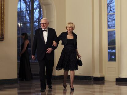 El magnate Warren Buffett y su esposa, Astrid Menks, llegan a la Casa Blanca.