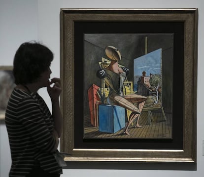 Una mujer contempla la obra de 'El contemplador' (1976), un maniquí sentado que observa un cuadro paisajístico.