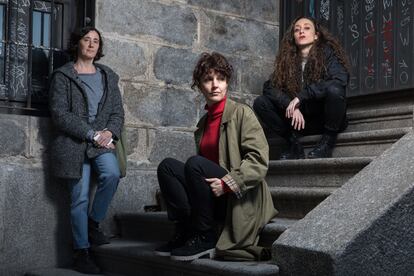 Desde la izquierda, las escritoras Natalia Carrero, Sabina Urraca (centro) y Rocío L. Bardají, en Madrid.