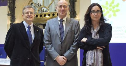 El rector de la UPV, Iñaki Goirizelaia, en el centro, junto al director de los Cursos de Verano, José Luis de la Cuesta, y la directora de Comunicación y Relaciones Institucionales de la Fundación BBVA, Silvia Churruca, en la presentación de los Cursos de Verano de la UPV. 