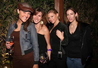 Las actrices y presentadoras Lauren C. Mayhew, Aude Ranoux y Lauren Thomas, junto a Jennifer Saginor (derecha), durante una fiesta en el hotel Roosevelt en noviembre de 2007.