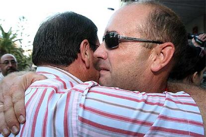 El alcalde de Torrevieja, Pedro Hernández (izquierda), abraza al jefe de la Policía Local, Alejandro Morer, en la manifestación de apoyo del pasado jueves a los agentes investigados por malos tratos.