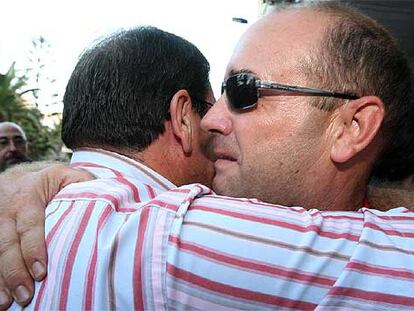 El alcalde de Torrevieja, Pedro Hernández (izquierda), abraza al jefe de la Policía Local, Alejandro Morer, en la manifestación de apoyo del pasado jueves a los agentes investigados por malos tratos.