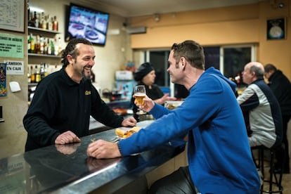 En el bar España, del barrio de Rafal, ha descubierto que ya no se puede fumar en locales públicos.